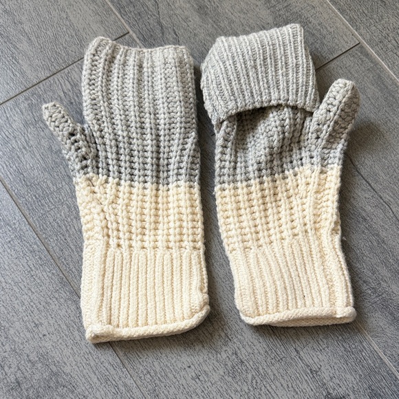 lululemon athletica Gray and Cream Mittens - Picture 4 of 4